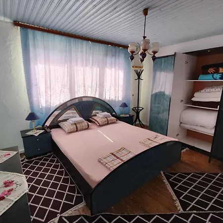 Retro Retreat Izacic Appartement *