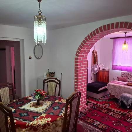 Retro Retreat Izacic