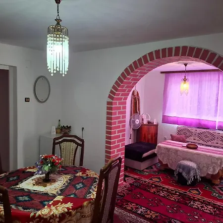 Retro Retreat Izacic דירה